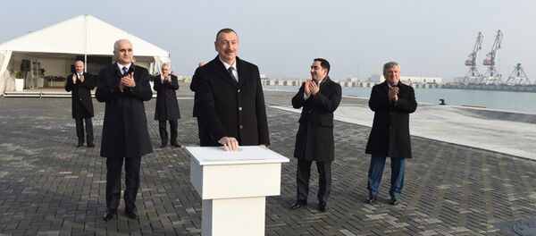 Президент Ильхам Алиев принял участие в открытии терминала Ро-Ро в комплексе Бакинского международного морского торгового порта Президент Ильхам Алиев принял участие в открытии терминала Ро-Ро в комплексе Бакинского международного морского торгового порта - Sputnik Азербайджан