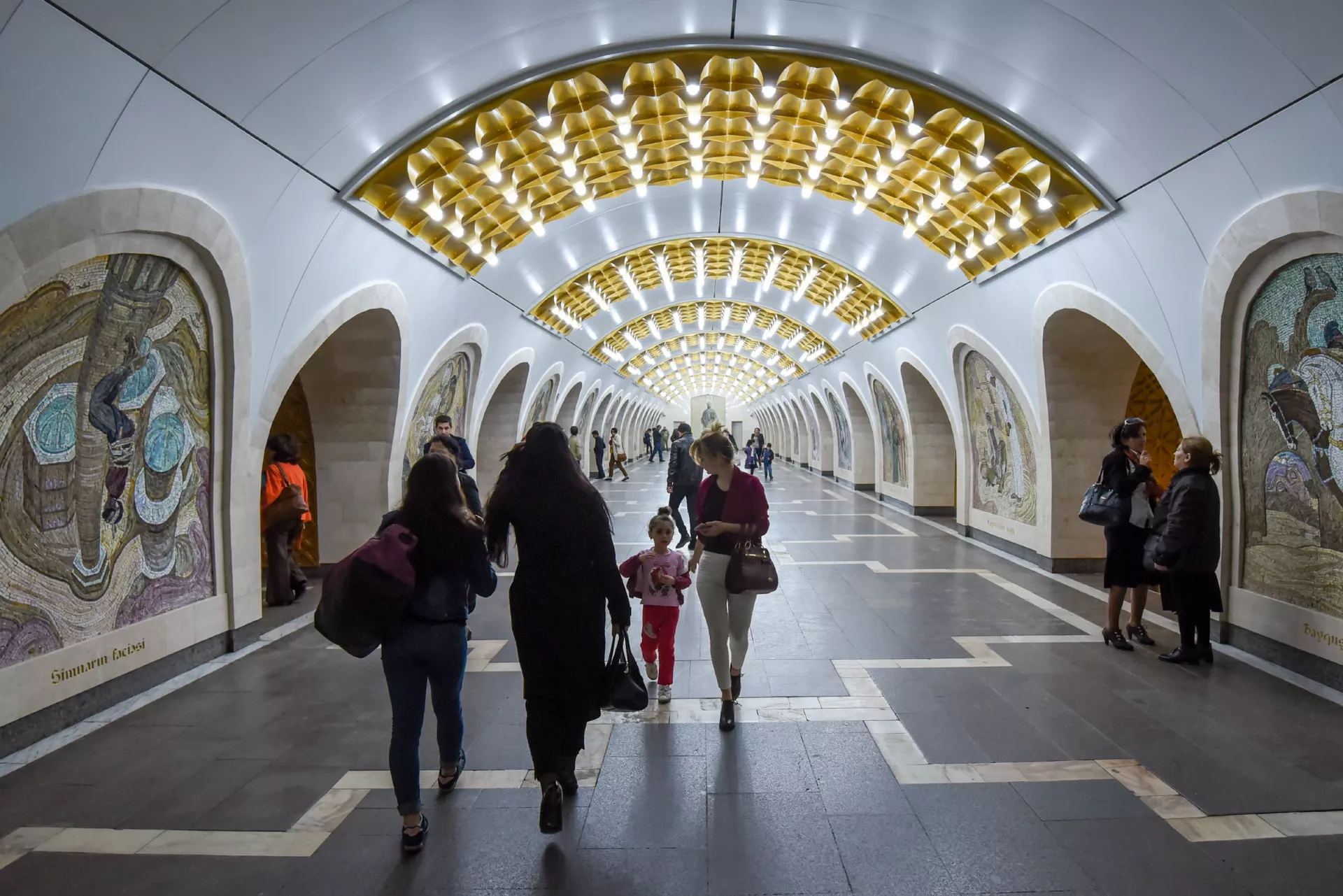 Метро дешевые поездки. Станция метро Низами Гянджеви Баку. Metro станция Баку. Метро Баку Азербайджан. Станция Бакмил метро Баку.