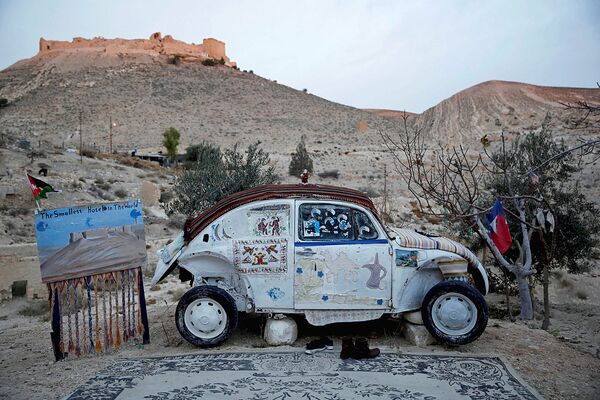 64-летний иорданец Абу Али переоборудовал свой старенький Volkswagen Beetle в мини-отель - Sputnik Азербайджан