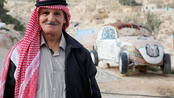 64-летний иорданец Абу Али переоборудовал свой старенький Volkswagen Beetle в мини-отель - Sputnik Азербайджан