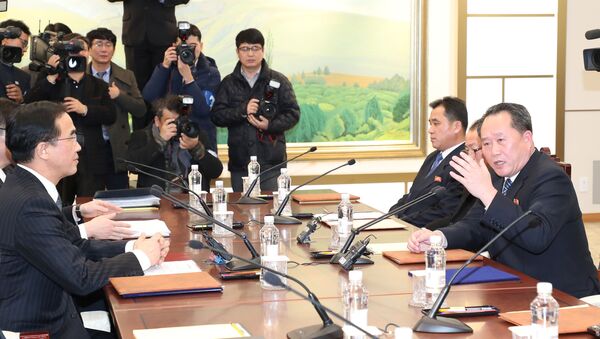 Встреча делегаций Северной и Южной Кореи, деревня Пханмунджом, 9 января 2018 года - Sputnik Азербайджан