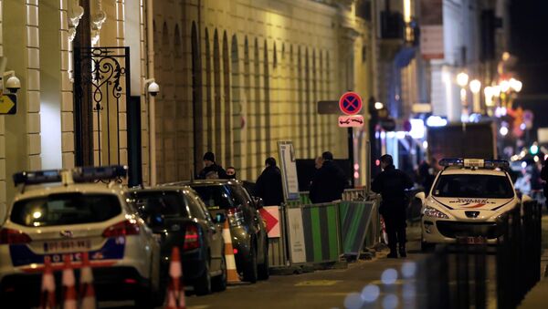 Полиция на месте преступления, где был совершен налет на пятизвездочный отель Ритц в Париже - Sputnik Азербайджан