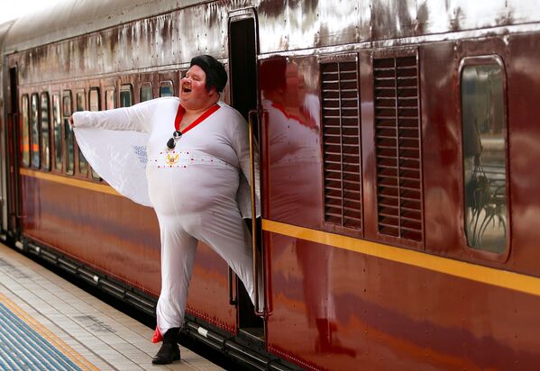 Шон Райт в костюме Элвиса Пресли выходит из поезда на центральном вокзале в Сиднее, Австралия - Sputnik Азербайджан