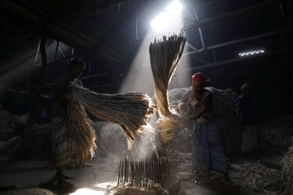Работники мельницы обрабатывают волокна джута рядом в Бангладеш - Sputnik Азербайджан