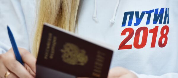 Сбор подписей в Симферополе в поддержку выдвижения В. Путина на президентских выборах Сбор подписей в Симферополе в поддержку выдвижения В. Путина на президентских выборах - Sputnik Азербайджан