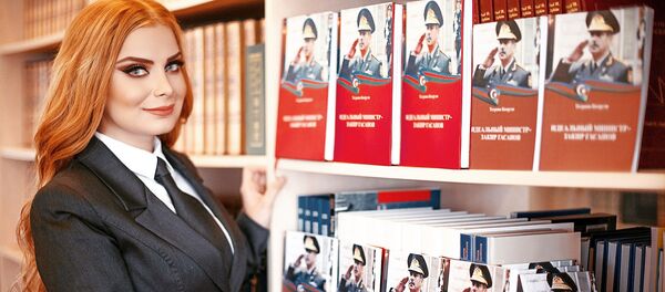 II Vice Mrs. Top of the World-2015 Теграна Бахрузи выпустила книгу Идеальный Министр — Закир Гасанов - Sputnik Азербайджан