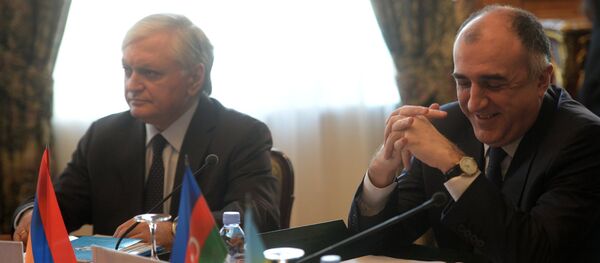 Министр иностранных дел Армении Эдвард Налбандян (слева) и министр иностранных дел Азербайджана Эльмар Мамедъяров, фото из архива Министр иностранных дел Армении Эдвард Налбандян (слева) и министр иностранных дел Азербайджана Эльмар Мамедъяров, фото из архива - Sputnik Азербайджан