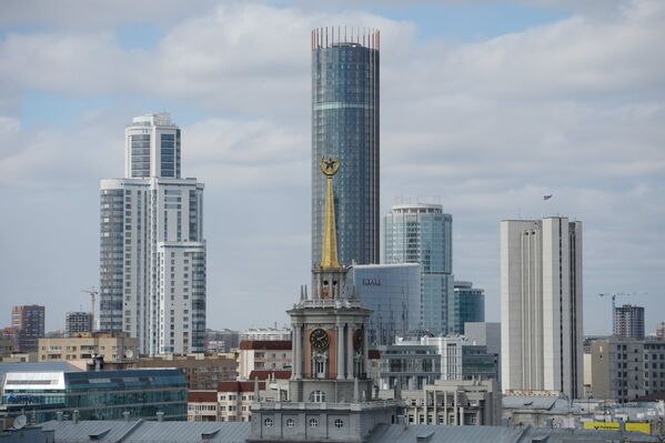 Вид на Екатеринбург с колокольни храма Большой Златоуст - Sputnik Азербайджан