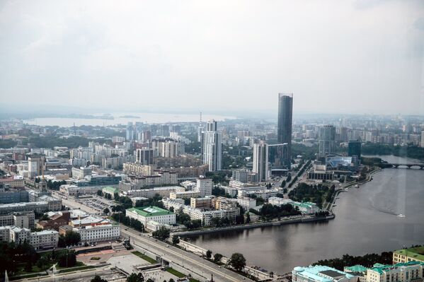 Вид на Екатеринбург со смотровой площадки бизнес-центра Высоцкий - Sputnik Азербайджан