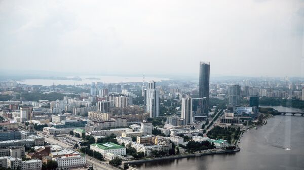 Вид на Екатеринбург со смотровой площадки бизнес-центра Высоцкий - Sputnik Азербайджан