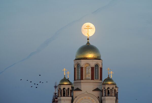 Полнолуние над Храмом-на-Крови в Екатеринбурге - Sputnik Азербайджан