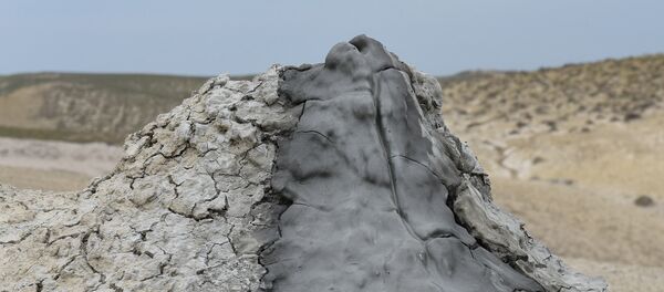 Кратер грязевого вулкана — грязевая сопка Кратер грязевого вулкана — грязевая сопка - Sputnik Азербайджан