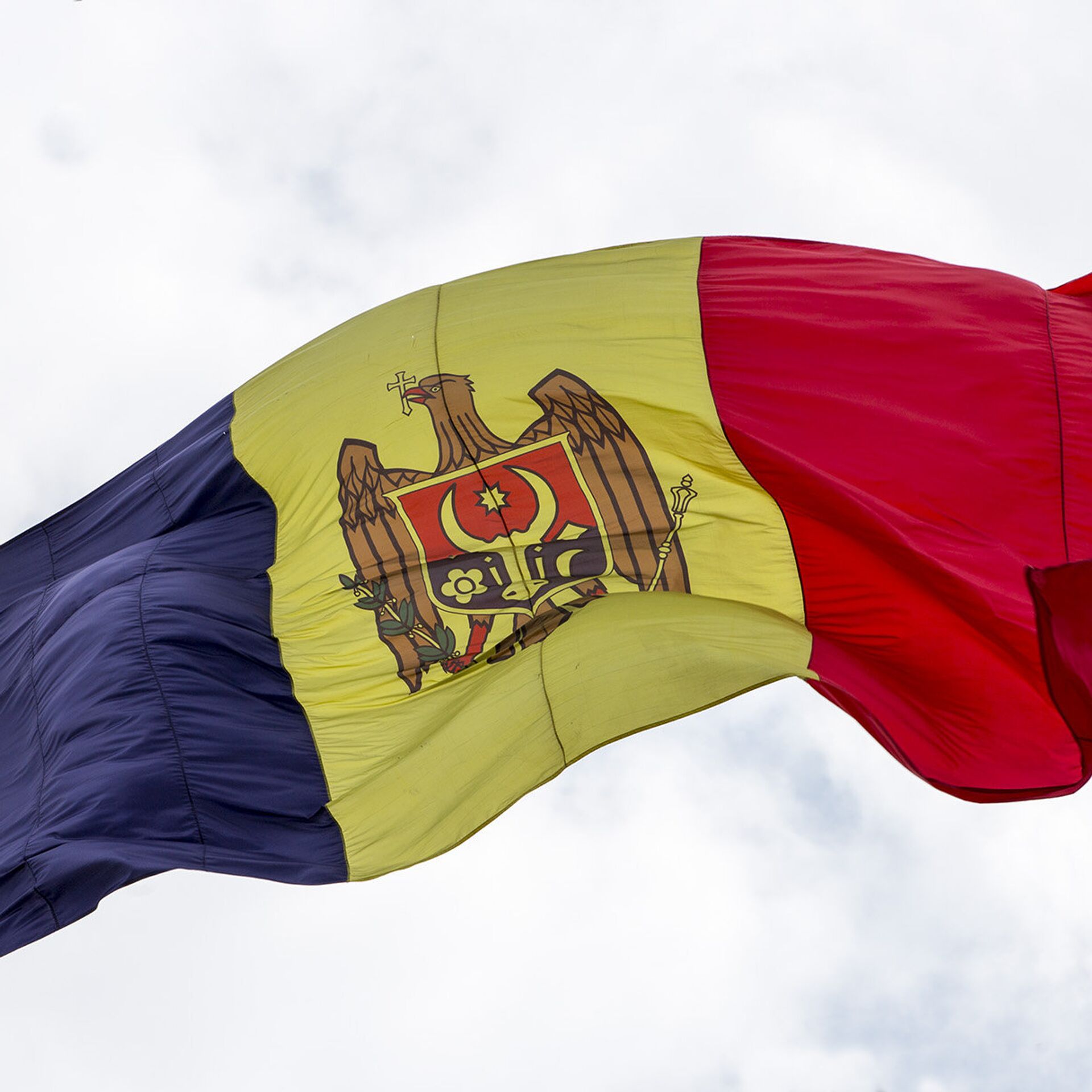 Сделано в молдове. Беларусь Молдова флаги. Франция и Молдова флаги. Флаг Молдовы фото. Красный флаг Молдавии.