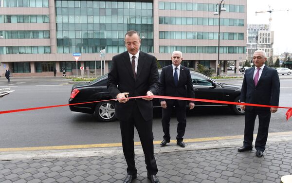 Президент Ильхам Алиев принял участие в открытии административного здания Бакинской распределительной сети и подстанций - Sputnik Азербайджан