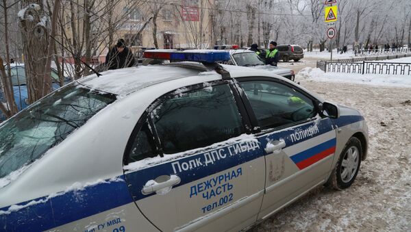 Автомобиль полиции у школы № 127 в Перми - Sputnik Азербайджан