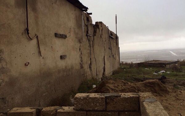 Последствия оползня в жилом массиве Ени Гюнешли на участке Гюнешлинское плато - Sputnik Азербайджан