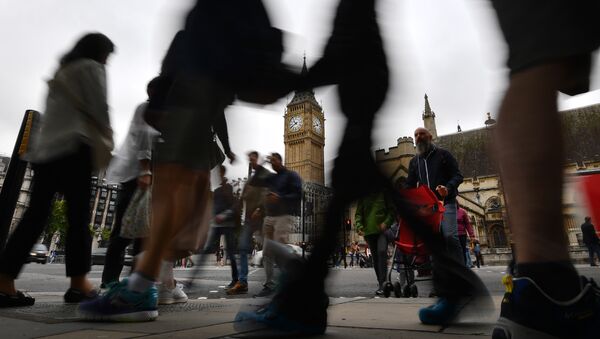 Люди на Парламентской площади в Лондоне, фото из архива - Sputnik Азербайджан