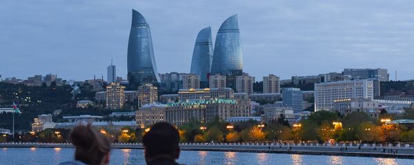 Молодая пара любуется видом на вечерний Баку - Sputnik Азербайджан
