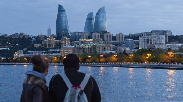 Молодые туристы любуется видом на вечерний Баку - Sputnik Азербайджан