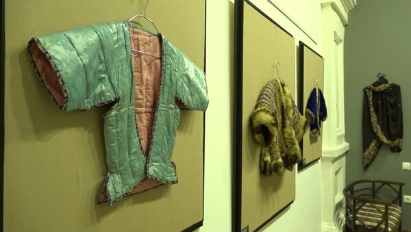В Баку показали одежду, сшитую несколько веков назад - Sputnik Азербайджан