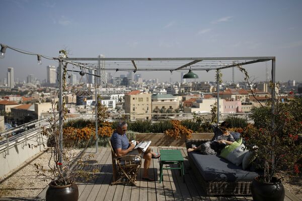 Пара отдыхает на террасе на крыше дома в Тель-Авиве, Израиль - Sputnik Азербайджан