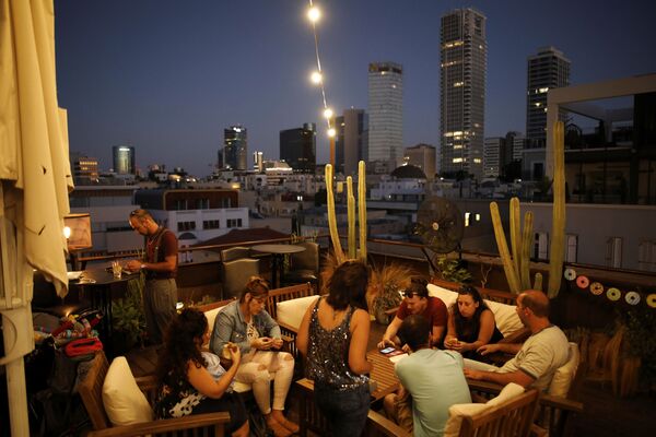 Люди в баре на крыше отеля Brown в Тель-Авиве, Израиль - Sputnik Азербайджан