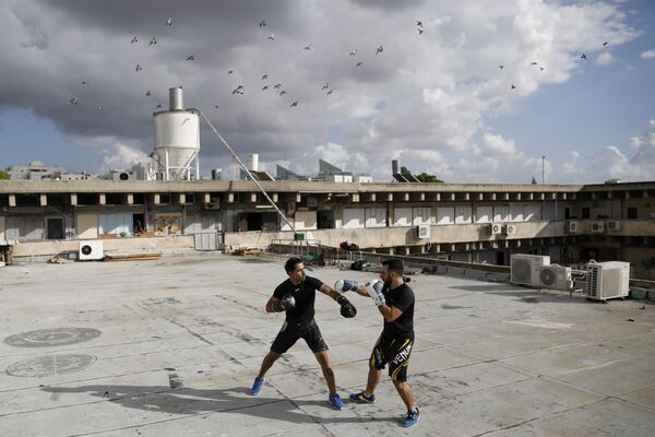 Инструкторы по рукопашному бою тренируются на крыше здания в городе Гиватаим, Израиль - Sputnik Азербайджан