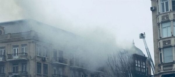 Последствия пожара на крыше одного из домов в Сабаильском районе Баку Последствия пожара на крыше одного из домов в Сабаильском районе Баку - Sputnik Азербайджан