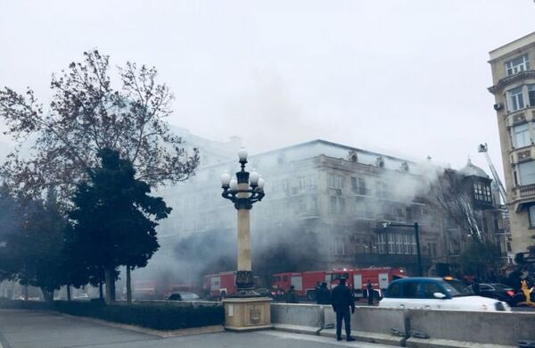 Пожарные МЧС Азербайджана на месте пожара в Сабаильском районе Баку Пожарные МЧС Азербайджана на месте пожара в Сабаильском районе Баку - Sputnik Азербайджан