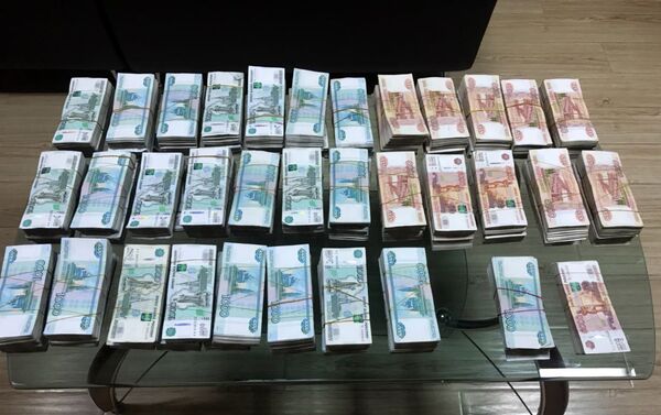 Российские рубли разного номинала, конфискованные на таможенном посту Самух - Sputnik Азербайджан