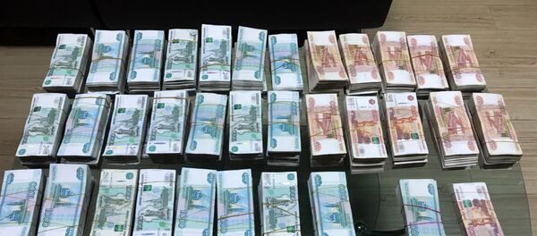 Российские рубли разного номинала, конфискованные на таможенном посту Самух Российские рубли разного номинала, конфискованные на таможенном посту Самух - Sputnik Азербайджан