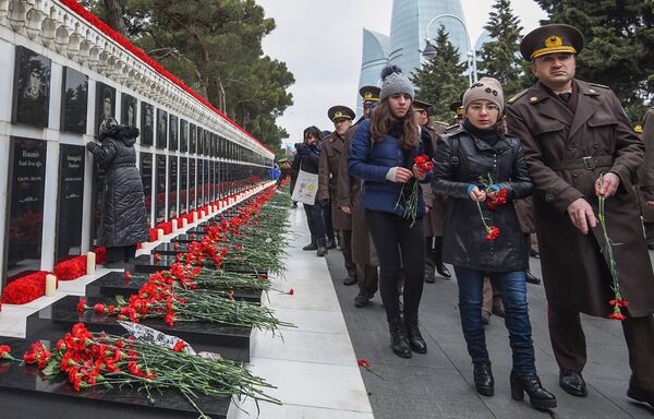 Траурное шествие на Аллее шехидов 20 января 2018 года - Sputnik Азербайджан