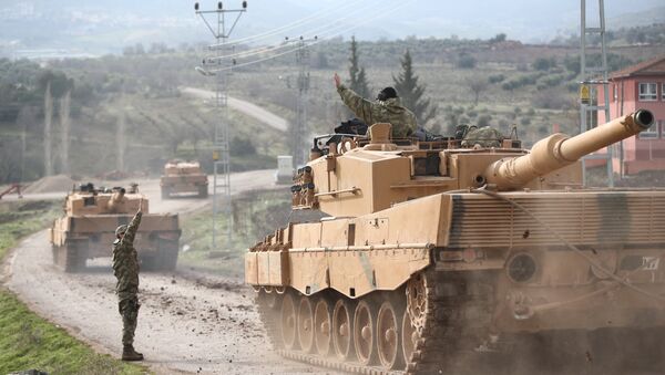 Турецкий танк в провинции Килис, недалеко от границы с Сирией, 21 января 2018 года - Sputnik Азербайджан