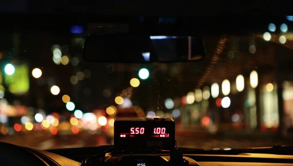 Вид на ночной город из салона автомобиля такси, фото из архива - Sputnik Азербайджан