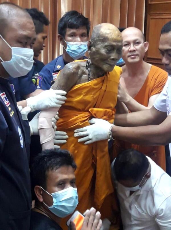 Luang Phor Pianın qəbirdən çıxarılmış cəsədi Luang Phor Pianın qəbirdən çıxarılmış cəsədi - Sputnik Azərbaycan