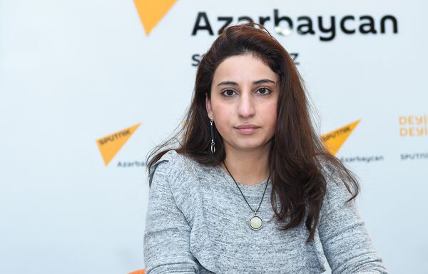 Пресс-конференция организатора мероприятия Семь красавиц Парваны Мамедовой - Sputnik Азербайджан