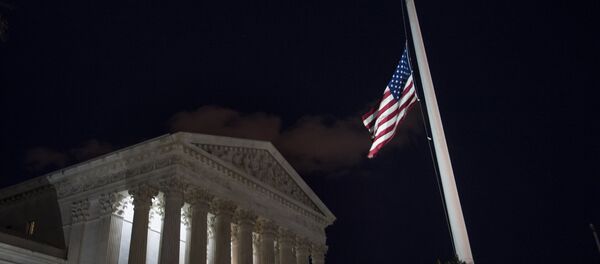 Флаг Соединенных Штатов Америки перед зданием Верховного суда США в Вашингтоне, фото из архива - Sputnik Азербайджан