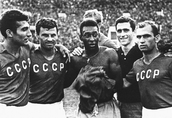 Пеле и советские футболисты: нападающий Михаил Шалвович Месхи (справа) и полузащитник Георгий Владимирович Сичинава (второй справа). Фото из коллекции Нино Мелия. Пеле и советские футболисты: нападающий Михаил Шалвович Месхи (справа) и полузащитник Георгий Владимирович Сичинава (второй справа). Фото из коллекции Нино Мелия. - Sputnik Азербайджан