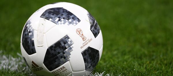 Официальный мяч чемпионата мира по футболу 2018 Telstar 18 Официальный мяч чемпионата мира по футболу 2018 Telstar 18 - Sputnik Азербайджан