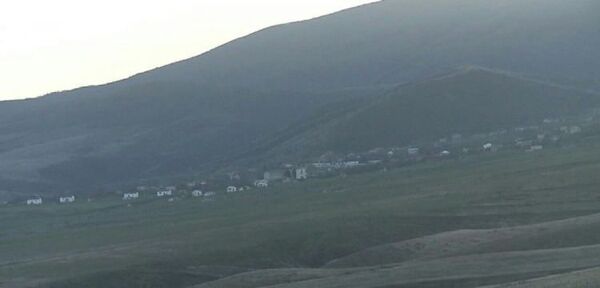 Azərbaycan Ordusunun yüksəklikdəki mövqelərindən görünən Talış kəndi Azərbaycan Ordusunun yüksəklikdəki mövqelərindən görünən Talış kəndi - Sputnik Azərbaycan