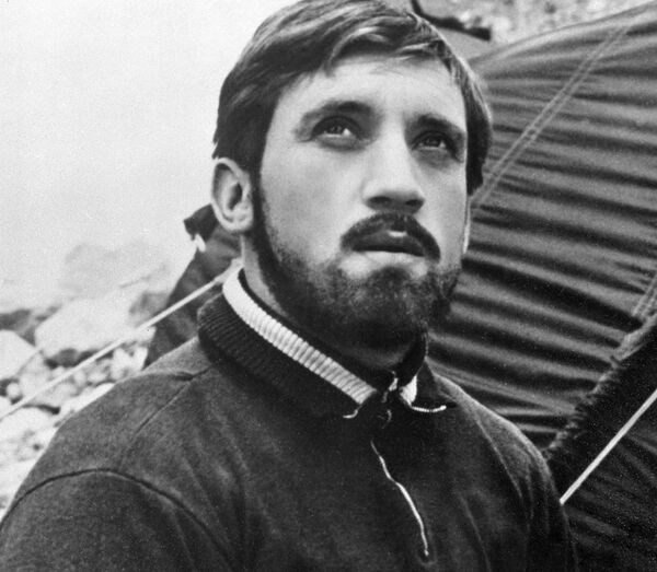 Владимир Высоцкий в роли радиста в фильме Вертикаль режиссера Станислава Говорухина Владимир Высоцкий в роли радиста в фильме Вертикаль режиссера Станислава Говорухина - Sputnik Азербайджан