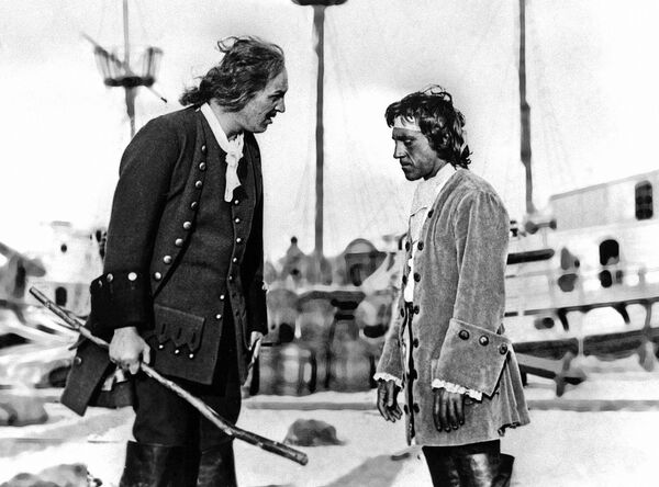 Кадр из кинофильма Сказ о том, как царь Петр арапа женил. 1976 г. Киностудия Мосфильм. Режиссер Александр Митта. В роли царя Петра - артист Алексей Петренко (слева), в роли арапа - артист Владимир Высоцкий Кадр из кинофильма Сказ о том, как царь Петр арапа женил. 1976 г. Киностудия Мосфильм. Режиссер Александр Митта. В роли царя Петра - артист Алексей Петренко (слева), в роли арапа - артист Владимир Высоцкий - Sputnik Азербайджан