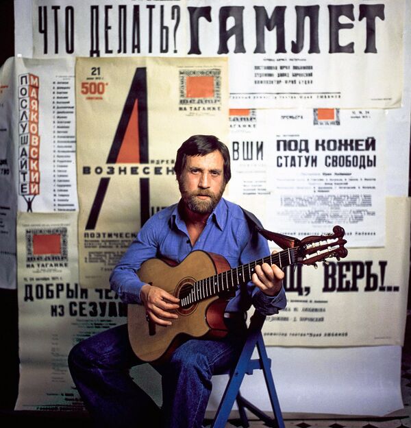 Актер и поэт Владимир Высоцкий (1938-1980) с гитарой на фоне афиш с репертуаром Театра на Таганке Актер и поэт Владимир Высоцкий (1938-1980) с гитарой на фоне афиш с репертуаром Театра на Таганке - Sputnik Азербайджан