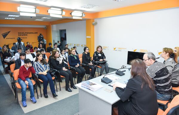 Пресс-конференция, приуроченная к десятилетию театрального отделения Гимназии искусств при Азербайджанской национальной консерватории - Sputnik Азербайджан