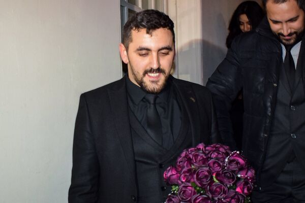 Художник Вюсал Рагим в образе жениха в проекте Черная свадьба Художник Вюсал Рагим в образе жениха в проекте Черная свадьба - Sputnik Азербайджан