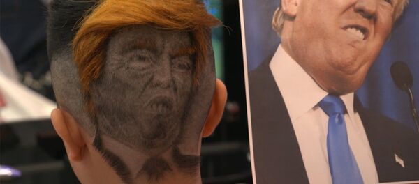 Необычный парикмахер делает клиентам портреты Трампа и Путина на затылках Необычный парикмахер делает клиентам портреты Трампа и Путина на затылках - Sputnik Азербайджан