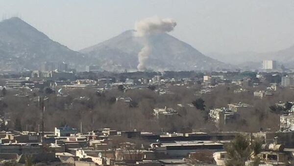 Клубы дыма поднимаются с места взрыва бомбы в дипломатическом квартале Кабула Вазир-Акбар-Хан, 27 января 2018 года - Sputnik Азербайджан