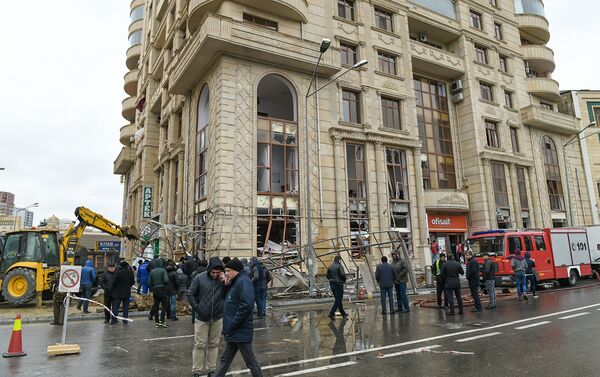 Последствия взрыва в подвале жилого дома на улице Диляры Алиевой в Баку - Sputnik Азербайджан