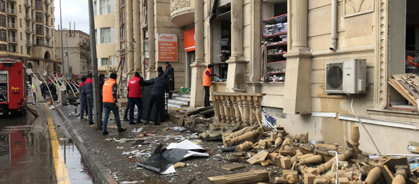 Последствия взрыва в подвале жилого дома на улице Диляры Алиевой в Баку - Sputnik Азербайджан