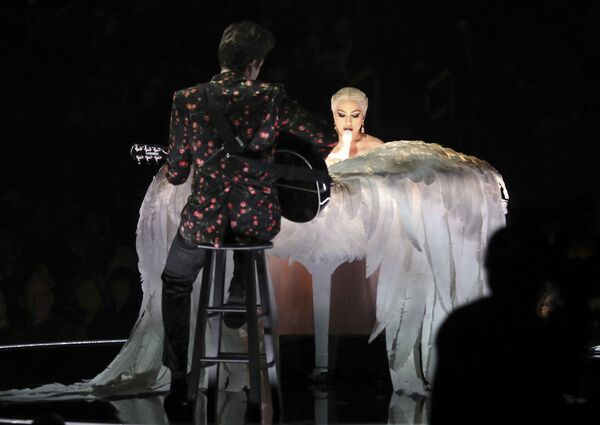 Певица Леди Гага на церемонии вручения Грэмми в Нью-Йорке - Sputnik Азербайджан